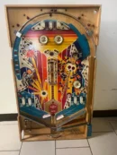 A pinball machine that is sitting on the floor.